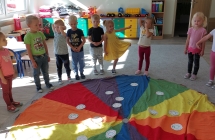 Zabawa z chusta animacyjna i kropkami. (1)