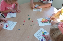 Wyklekjanie kolorowymi kropkami z plasteliny. (1)