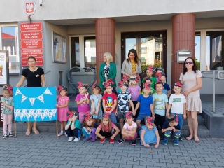 Zdjecie z pracownikami Urzedu Gminy (1)