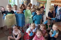 Wspolne zdjecie z odpowiednimi workami na smieci