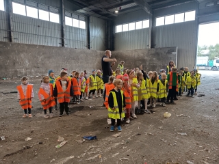 Dzieci w sortowni odpadow