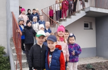 Przedszkolaki na schodach jednostki PGK