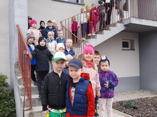 Przedszkolaki na schodach jednostki PGK