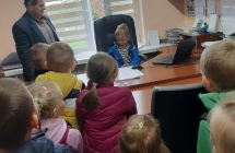 Dziecko siedzi na fotelu pana dyrektora