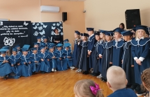 uczniowie klas II skladaja zyczenia klasie I
