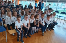 Przedszkolaki na slubowaniu klas I