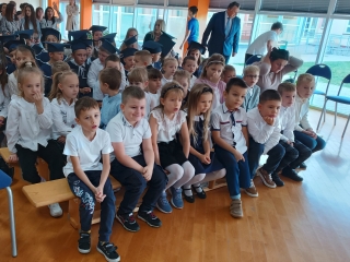 Przedszkolaki na slubowaniu klas I