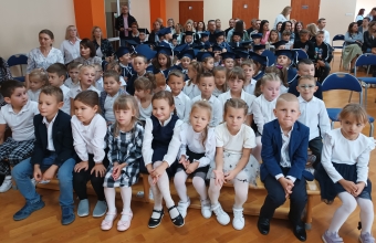 dzieci z przedszkola na slubowaniu klas I