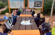 gr. VII dzieci odpoczywaja na laweczkach