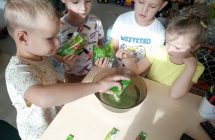 Przedszkolaki mieszja galaretke