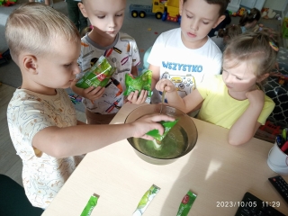 Przedszkolaki mieszja galaretke