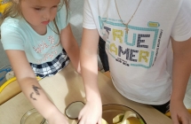 Dziewczynka i chlopiec robia kompot jablkowo-gruszkowcy