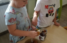 dzieci robia kompot sliwkowy