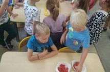 Dzieci jedza owoce