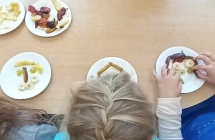 dzieci zjadaja swoje kompozycje przygotowane z owocow