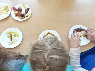 dzieci zjadaja swoje kompozycje przygotowane z owocow