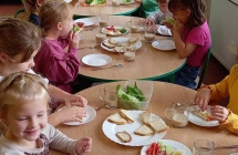dzieci spozywaja swoje zdrowe i kolorowe kanapki