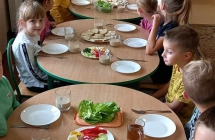 dzieci przygotowuja sie do robienia kanapek