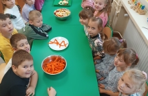 Dzieci ukladaja literke  A z owocow