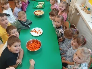 Dzieci ukladaja literke A z owocow