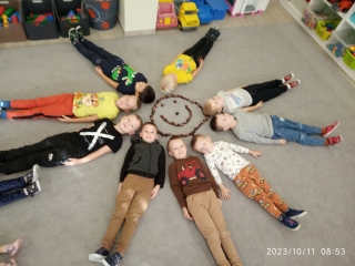 usmiechnieci chlopcy