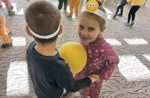 Rozesmiana para podczas konkurecji z balonami.
