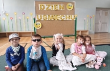 Dzieci szescioletnie przebrane za maluszkow