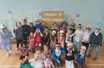 Dzieci swietuja w smiesznych strojach Dzien usmiechu