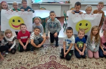 dzieci ze swoimi plakatami przygotowanymi z okazji Dnia Usmiechu
