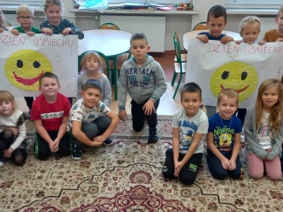 dzieci ze swoimi plakatami przygotowanymi z okazji Dnia Usmiechu