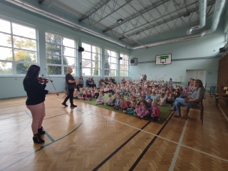 Przedszkolaki z Gminnego Przedszkola na audycji muzycznej w wykonaniu grupy Art-es