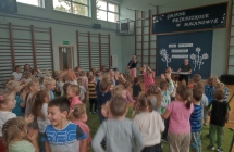 zabawa taneczna do muzyki granej na skrzypcach