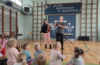 Przedszkolaki poznaja budowe skrzypiec podczas spotkania z muzykiem