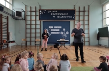 audycja muzyczna w przedszkolu - spotkanie ze skrzypcami