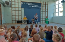 Dzieci podczas audycji muzycznej w przedszkolu