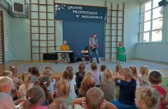 Dzieci podczas audycji muzycznej w przedszkolu
