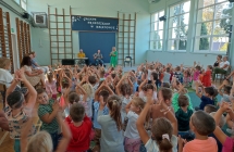 Przedszkolaki klaszcza do znanych utworow muzyki rockowej