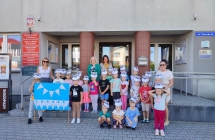 Przedszkolaki przed Urzedem Gminy w Malanowie