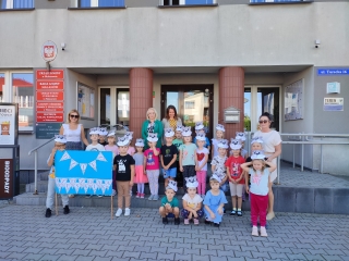 Przedszkolaki przed Urzedem Gminy w Malanowie