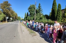 Przedszkolaki z gr. VI z uroczystym przemarszu z okazji Dnia Przedszkolaka