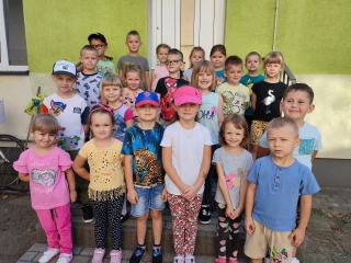 Dzieci z gr. VI podczas akcji Sprzatanie swiata