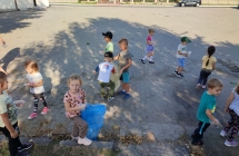 Przedszkolaki z grupy Kotki na parkingu zbieraja odpady wlaczajac sie w akcje Sprzatnie swiata