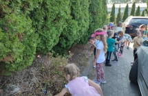 Dzieci 5,6 - letnie porzaduja parking w ramach akcji Sprzatanie swiata