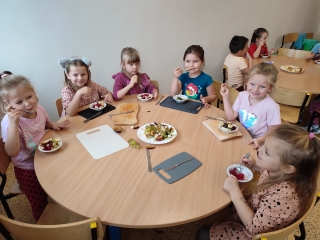 Przedszkolaki wykonaly desery owocowe
