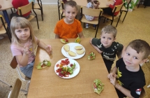 Przedszkolaki wykonaly zdrowe kanapki z warzywami