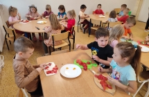 Dzieci z gr. Kotki kroja warzywa na kanapki