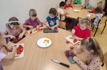 Dzieci z gr. VI kroja warzywa na kanapki