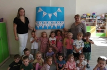 Dzieci przy napisie Dzien Przedszkolaka