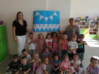 Dzieci przy napisie Dzien Przedszkolaka