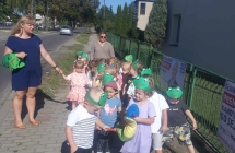 dzieci podczas marszu z okazji Dnia Przedszkolaka